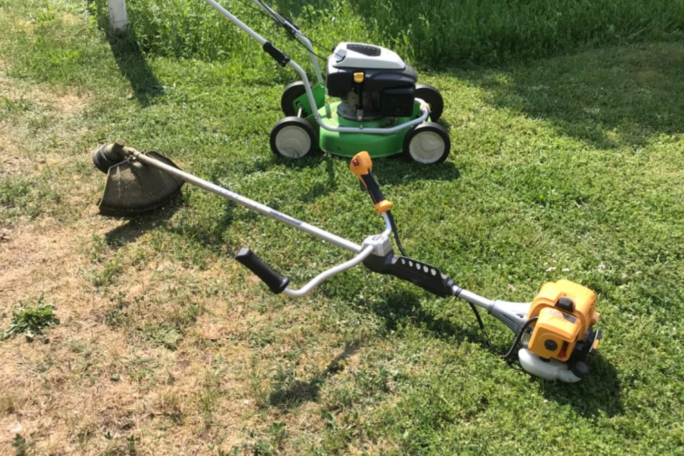 trädgårdsskötsel trädgårdsskötsel med gräsklippare och gräs trimmer