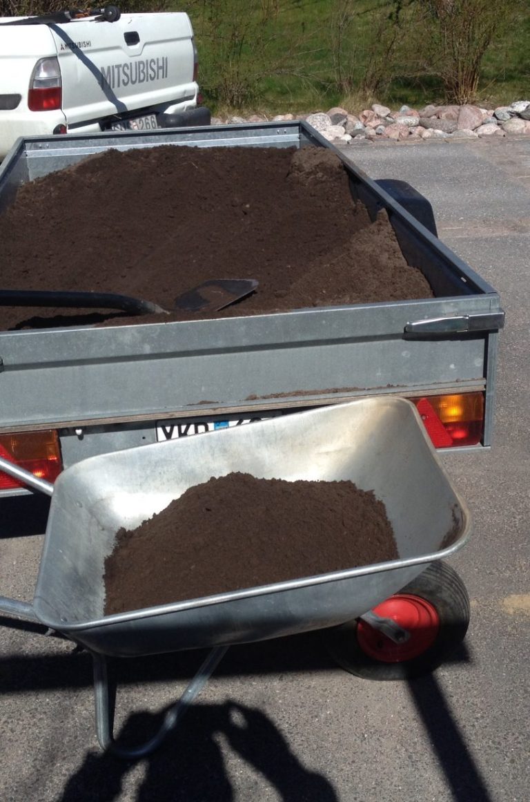 Transport av jord till trädgård utkörning av jord